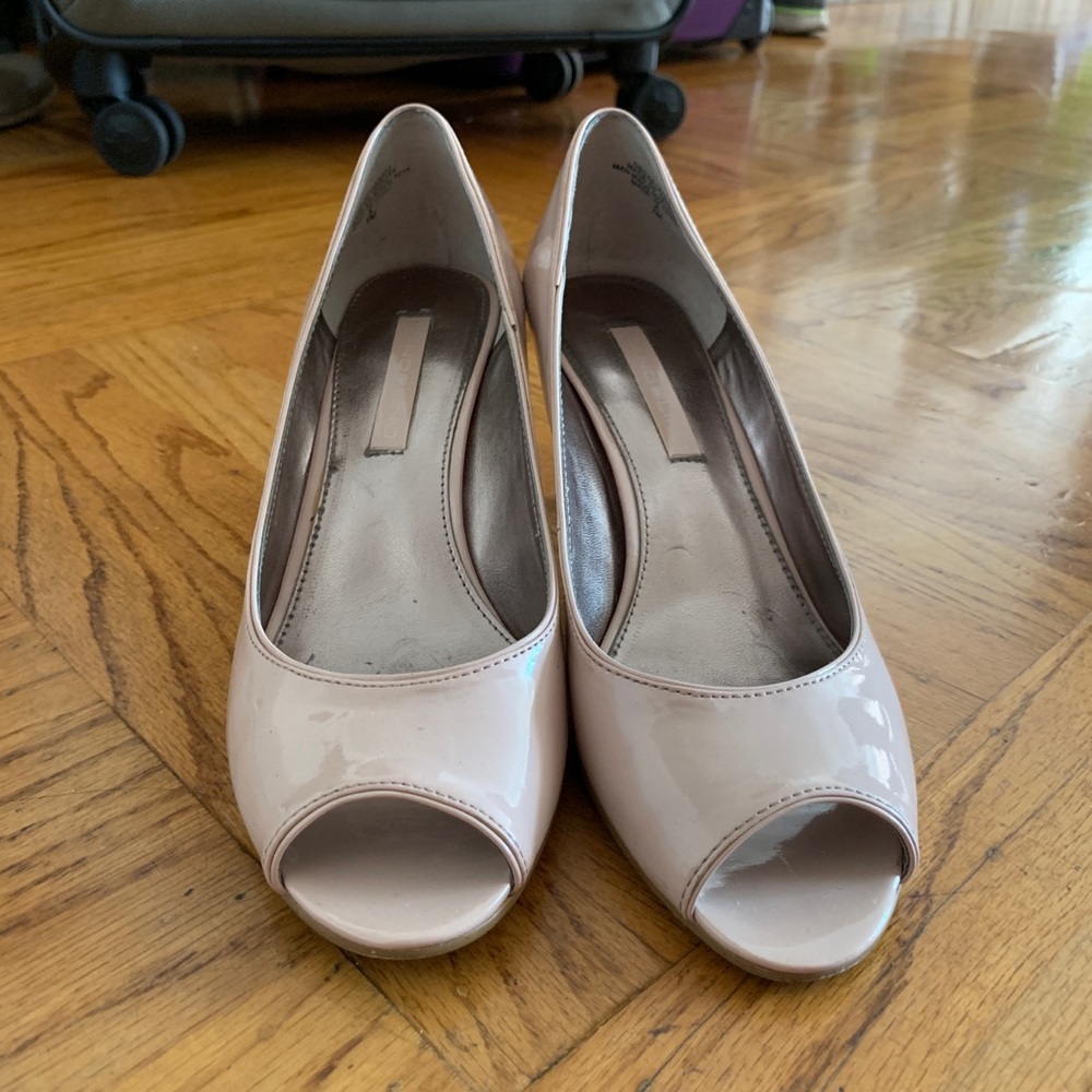 Bandolino pink patent peep toe heels sandals